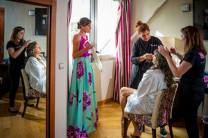 Las damas de honor ayudan a vestir a la novia en el hotel de Madrid.