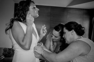 Fotografo bodas Madrid, ve a la novia maquillándose y dispara unas fotografías llenas de luz y color.