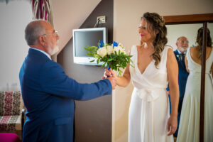 Fotografo de bodas en Madrid en un reportaje a una novia con su ramo.